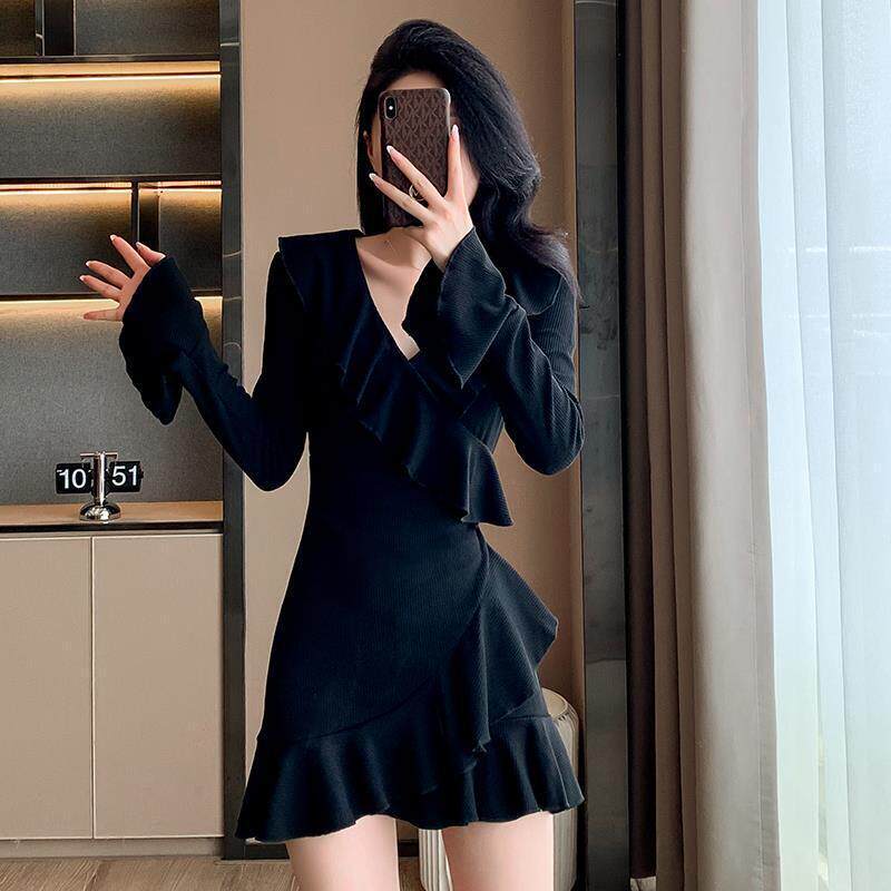 实拍辣妹性感V领针织连衣裙女春秋新款荷叶边喇叭袖修身小黑裙