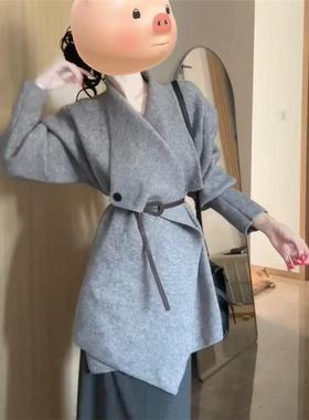 今年秋冬女性流行的，漂亮的，不规则的灰色大衣，看起来年轻，时