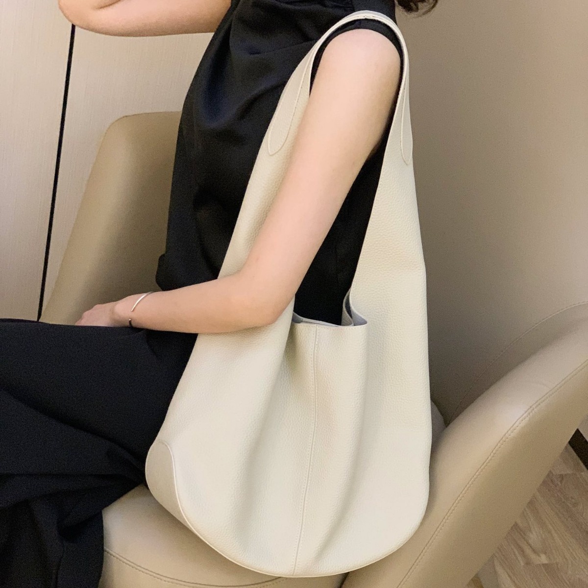 单肩腋下包女2025新款高级感精致腋下包女小众设计感法式黑色质感