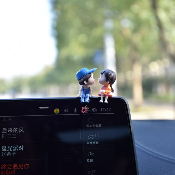 汽车摆件卡通情侣公仔可爱车载中控台显示屏装饰车内用品网红男女