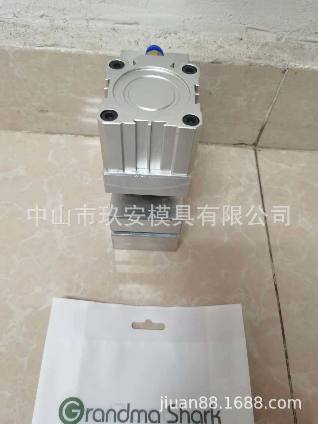 玖安模具供应塑料袋挂孔 30*6*9飞机孔气动冲孔模具