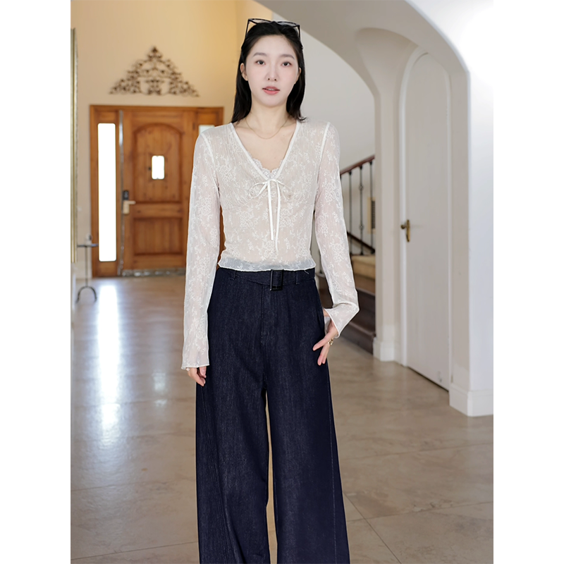 郭九九呢法式复古V领蕾丝显瘦加绒上衣设计感内搭秋冬弯刀牛仔裤