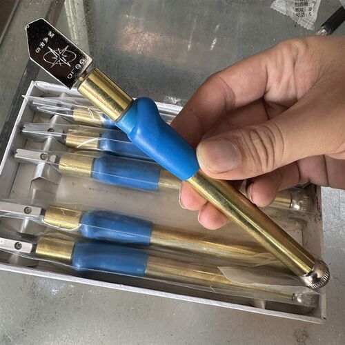 同行不做了 处理一批玻璃刀包装有点旧不影响使用没有质量问题