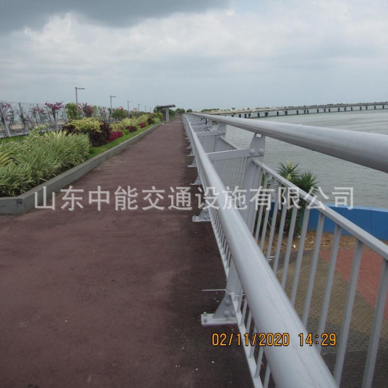 防撞护栏公路道路中央隔离防撞护栏现货供应交通行人防撞护栏