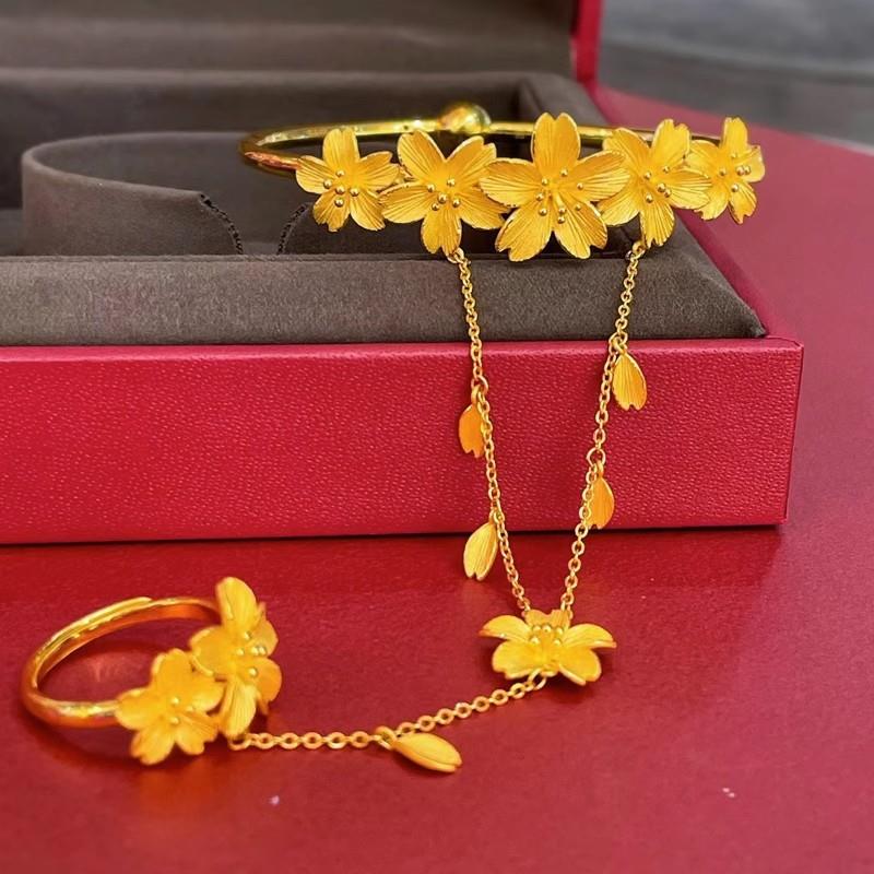 精致结婚手背链戒指一体黄金色樱花手镯高级感新娘金饰花朵手链女