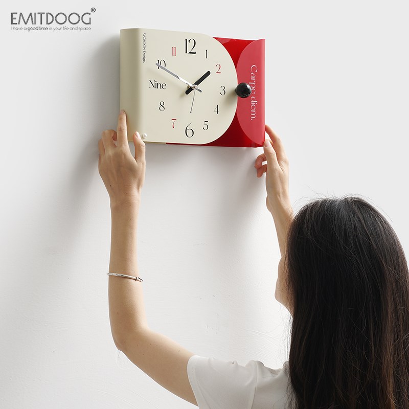 EMITDOOG免打孔2024新款奶油风挂钟客厅家用欧式钟表创意时钟挂墙
