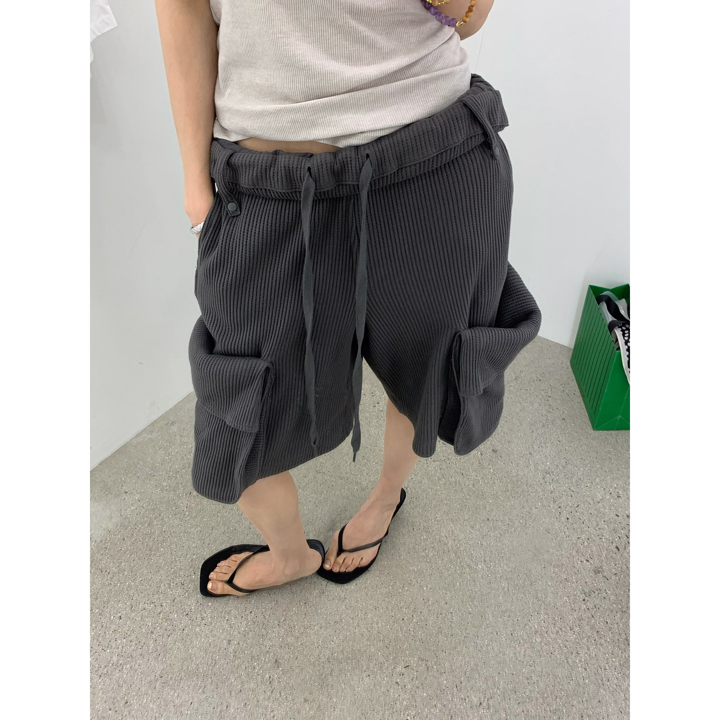 牙套大汪【率性姐姐】翻腰卷边大口袋抽绳华夫格肌理感工装五分裤