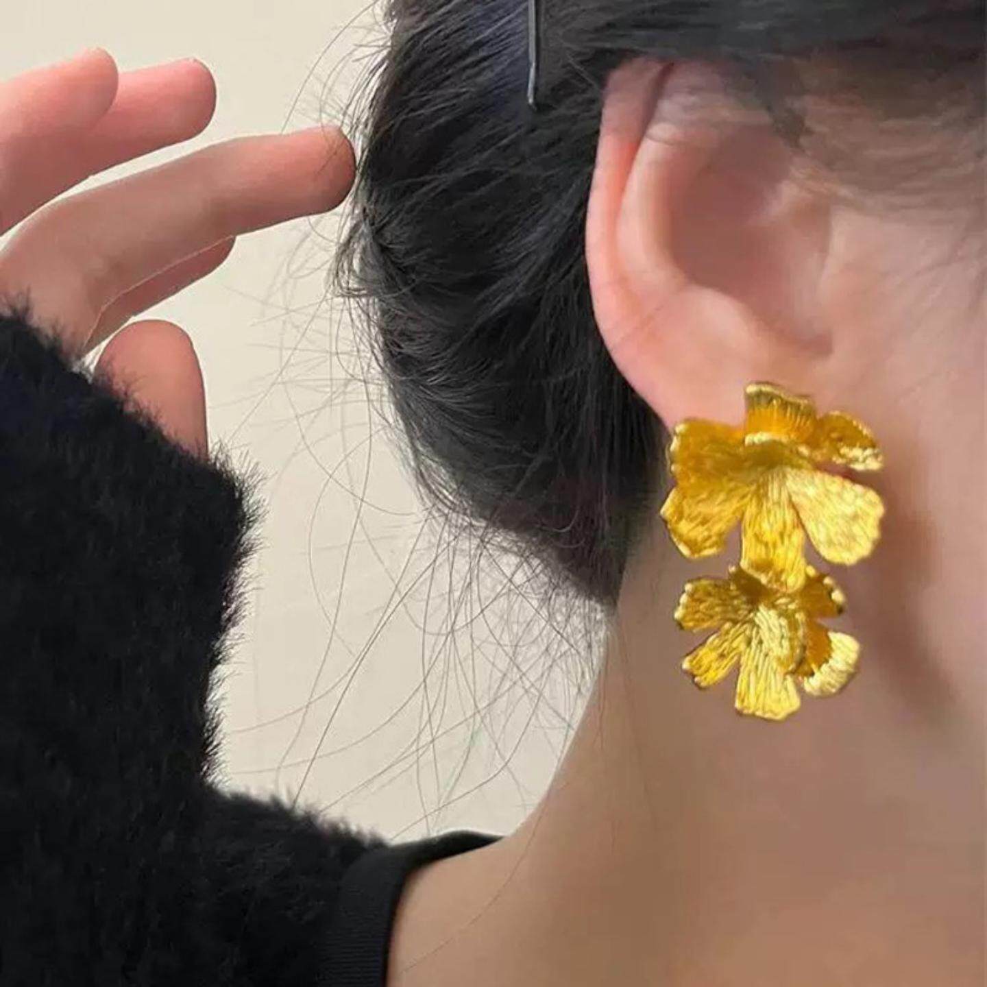 925银针中古风高级感复古金属纹理花朵耳环法式耳钉夸张金色耳饰