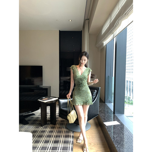吴太甜蕾丝小飞袖斜裁豹纹裙