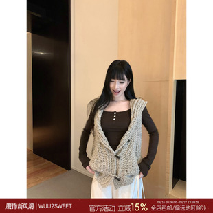 吴太甜 牛角扣连帽镂空毛织背心马甲女宽松显瘦无袖针织开衫外套