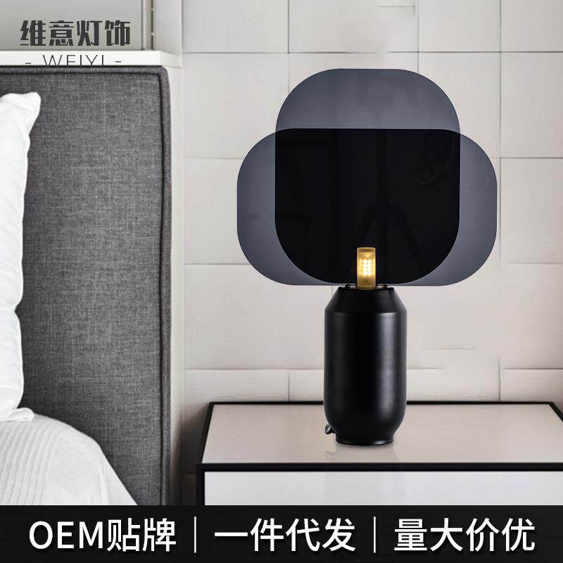 亚克力北欧简约台灯设计师卧室床头灯玻璃创意五金装饰高级台灯