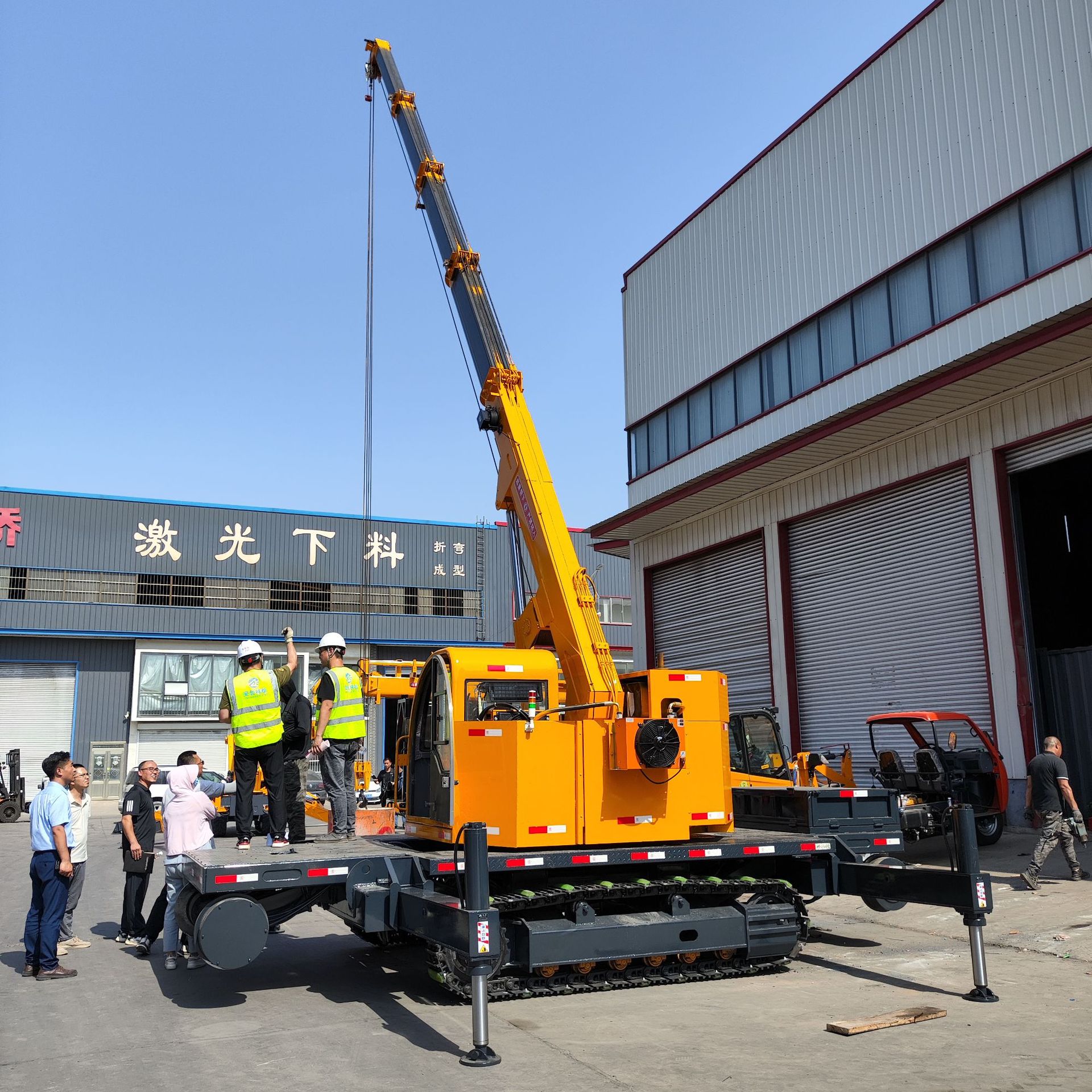 跨境出口12吨履带起重机 全地形随车吊 履带随车吊机生产厂家