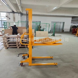 手动轻型卷膜上料滚筒堆高车 圆形物料升高车旋转V型板卷料放料架