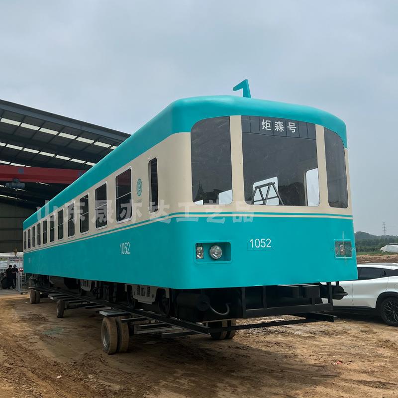 大型蒸汽鸣笛火车头复古有轨电车景区展览东风绿皮火车厢餐厅模型