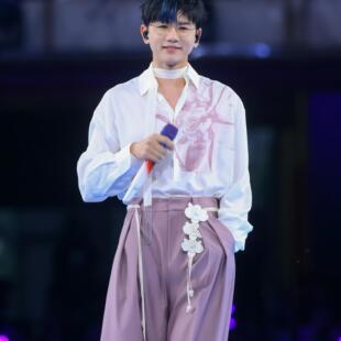 张杰明星同款白色衬衣粉色玫瑰花舞台演出主持服高端时尚衬衫男潮