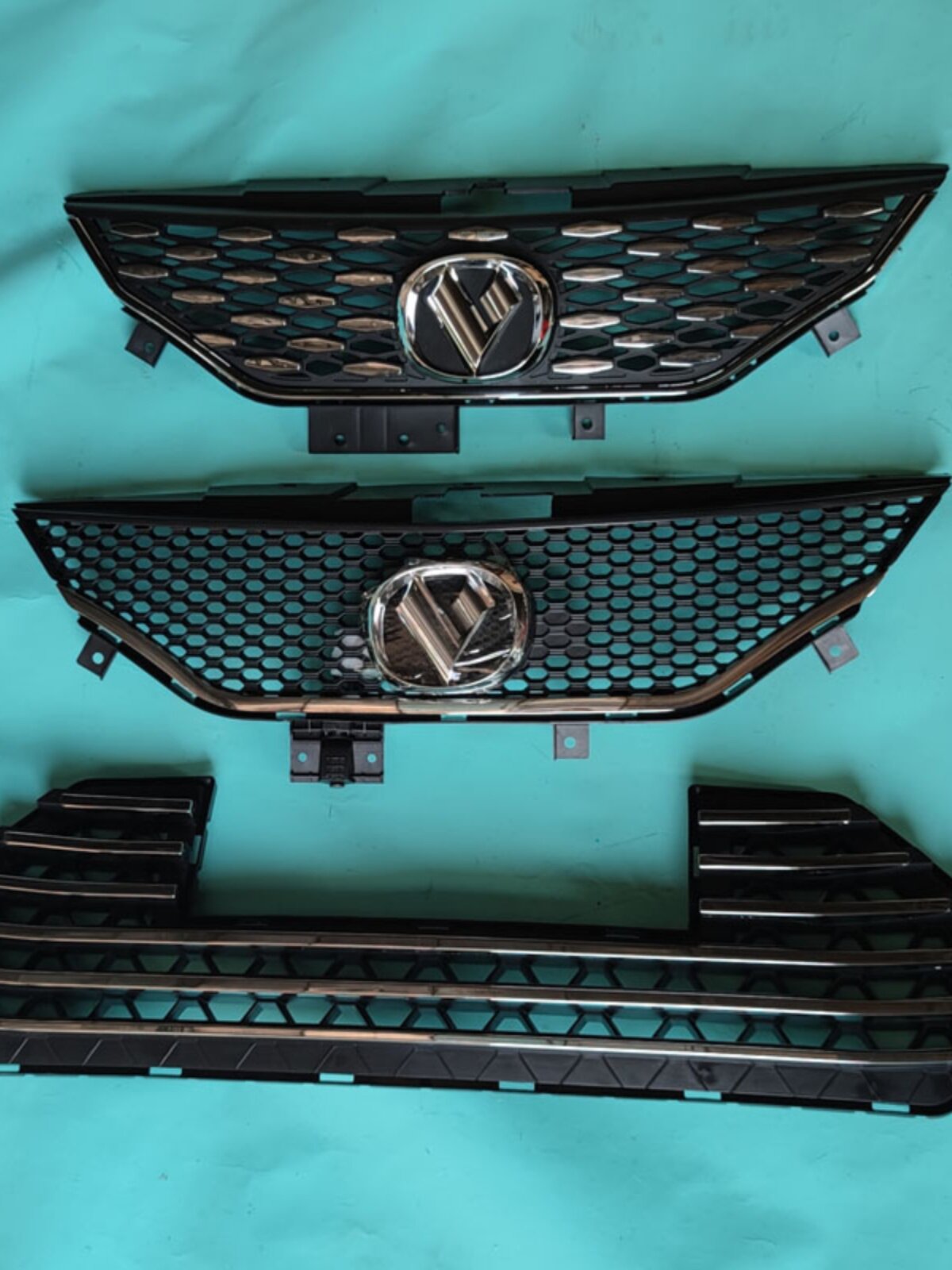 比德文m7电动轿车汽车前保险杠上中网下中网格珊带充电口亮条标志