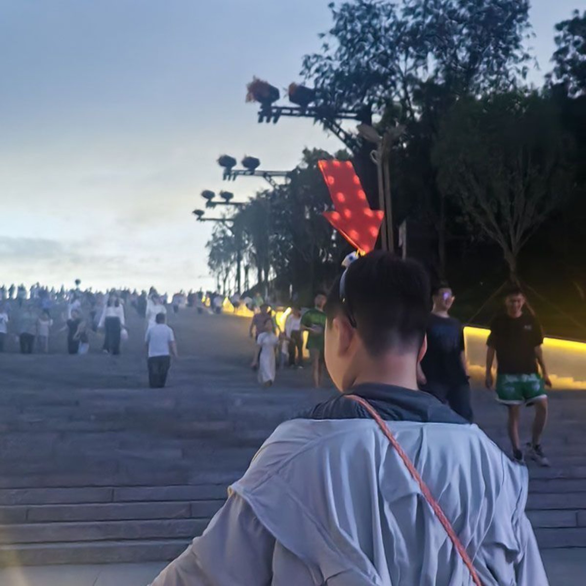 新款发光摆摊创意箭头发箍旅游爬山搞怪箭头头箍标记定位夜间头饰图片