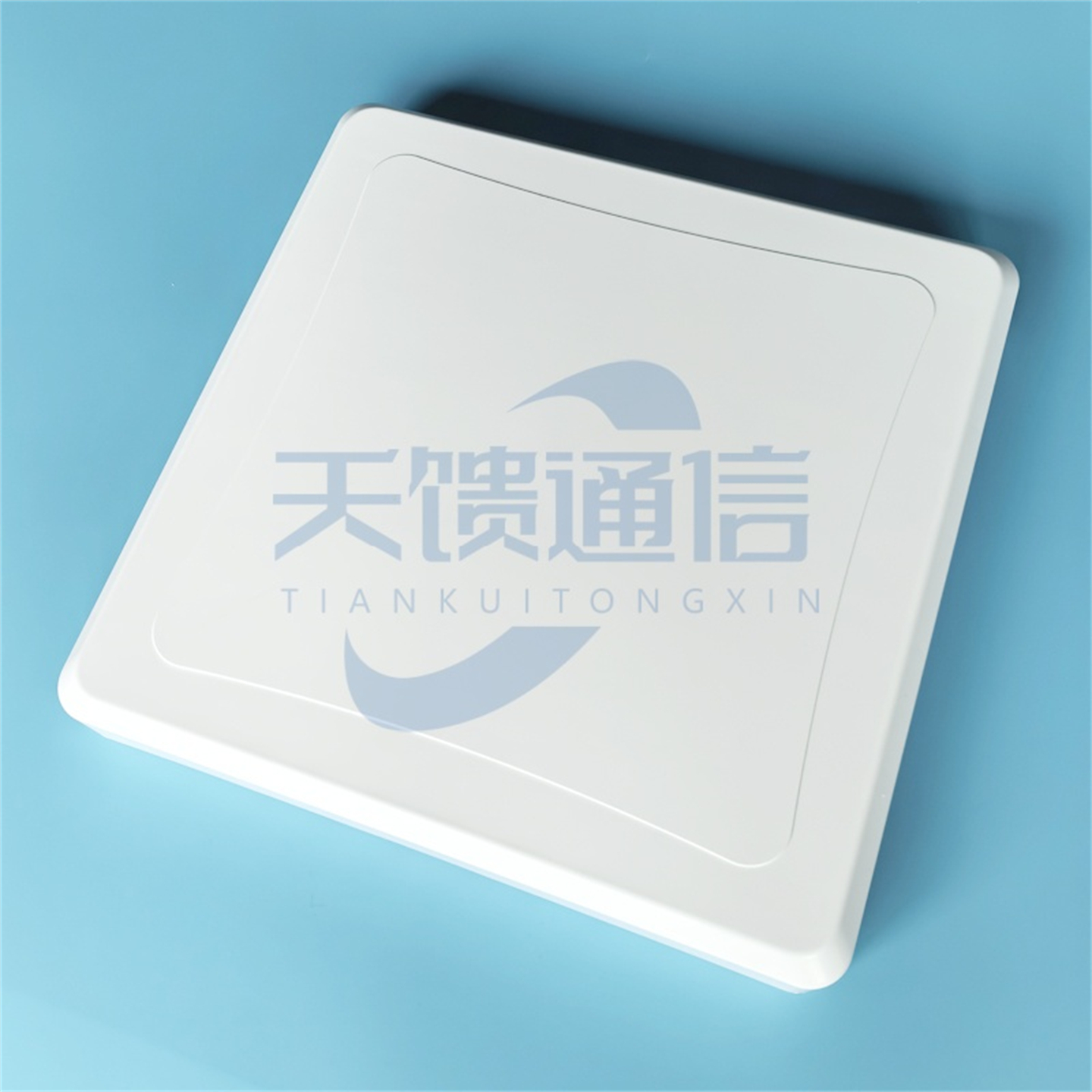 1000-1400/3000-5000MHz无人机反制图数传自组网定向平板天线14dB