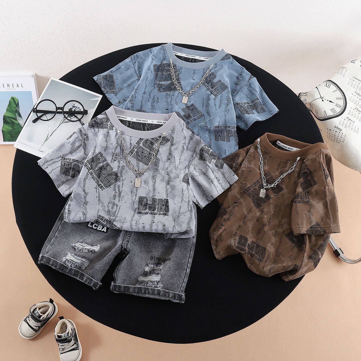 2026新款夏装男宝宝时尚童装满印挂链字母短袖牛仔短裤套装两件套
