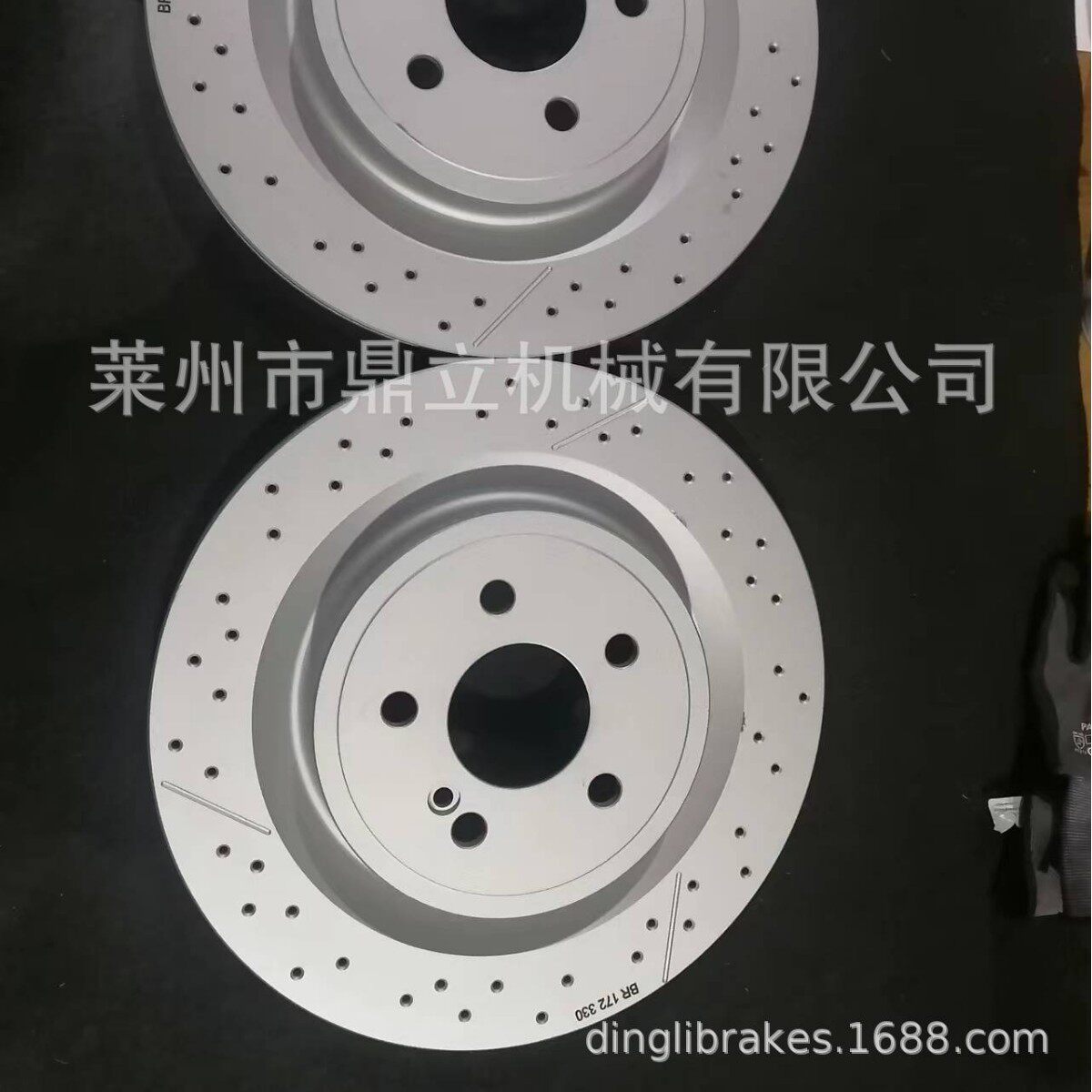 1724230112适用于奔驰AMGCLA45后刹车盘开槽钻孔品质升级工厂直销