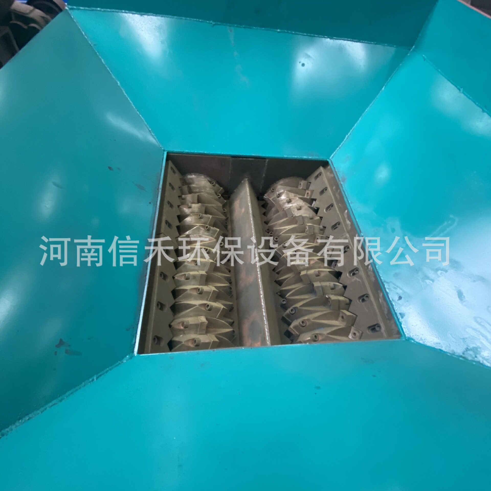 滚刀撕碎机适用于塑料袋废布条呢绒废衣服高速变速箱破碎机