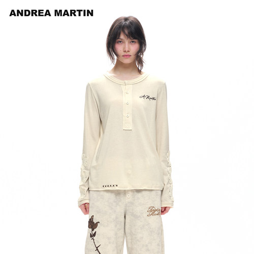 ANDREA MARTIN2026秋季新款杏色贴布镂空蕾丝亨利领女刺绣长袖T恤