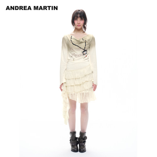 ANDREA MARTIN2026秋新款趣味工牌印花荡领女蕾丝拼接长袖连衣裙