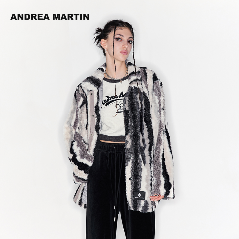 斑马条羊羔毛字母外套-棕