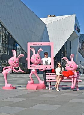 户外玻璃纤维卡通兔子雕塑景区幼儿园森林商业广场人气照片签到装