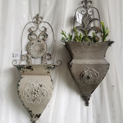 设计师新款家居庭院装饰品欧式铁艺做旧浮雕壁挂花斗园艺挂件花器