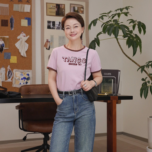 一支探戈小个子女装粉棕撞色植绒印花 T 恤T202002