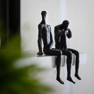 现代简约样板间创意抽象思考者人物酒架书房装饰品摆件桌面摆设