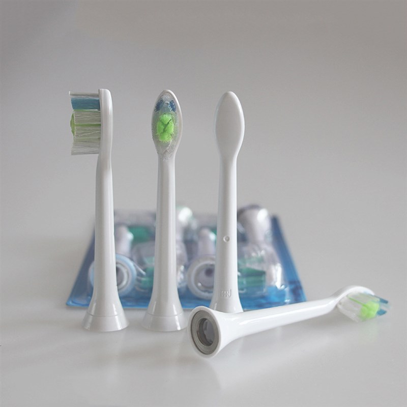 Cabe?as limpas da escova de dentes da substitui??o do dia