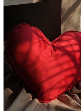 创爱对心结婚抱枕一红色喜庆新婚心喜字形枕82645头意婚庆靠枕