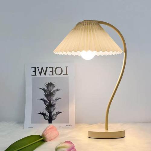 办公桌台灯卧室床头灯奶油风少女心氛围灯具简约出租屋台灯