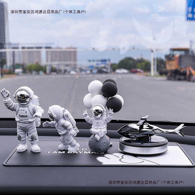 旋转汽车感内饰饰品车载太阳能德国中控台2024轻奢摆件新包邮