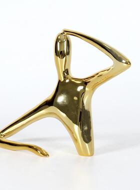 现代创意简约轻奢远方抽象金色人物桌面摆件树脂样板间客厅艺术