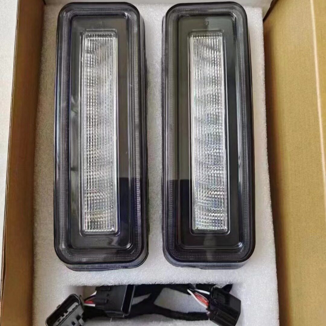 适用于路虎卫士 90 110的红色镜头 LED 后备箱盖饰条刹车灯条尾灯