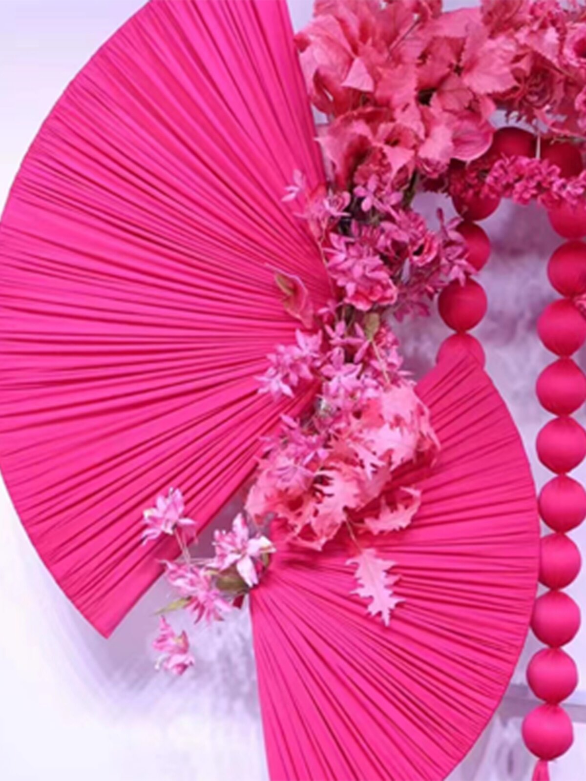 婚庆道具玫红中式三角扇弹力布牛奶丝褶皱kt板背景婚礼堂装饰韩式