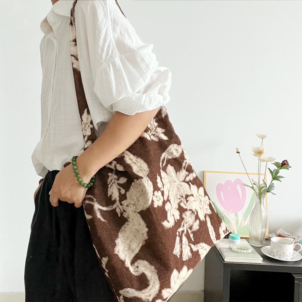 日本品质秋冬新品栗色灯芯绒布包百搭实用大容量单肩包慵懒复古花