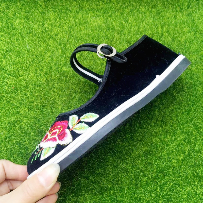 新款中国风绣花鞋春夏浅口透气平底防滑一字搭扣中老年妈妈鞋舒适