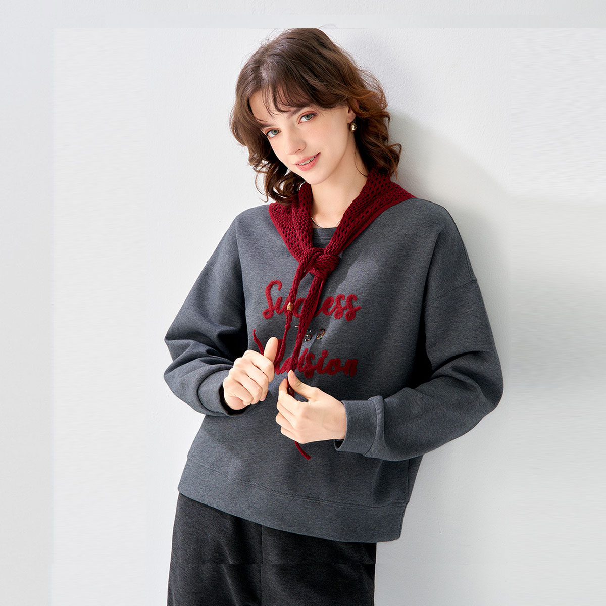 纳纹2025秋款时尚镂空披肩字母刺绣上衣休闲气质百搭卫衣女