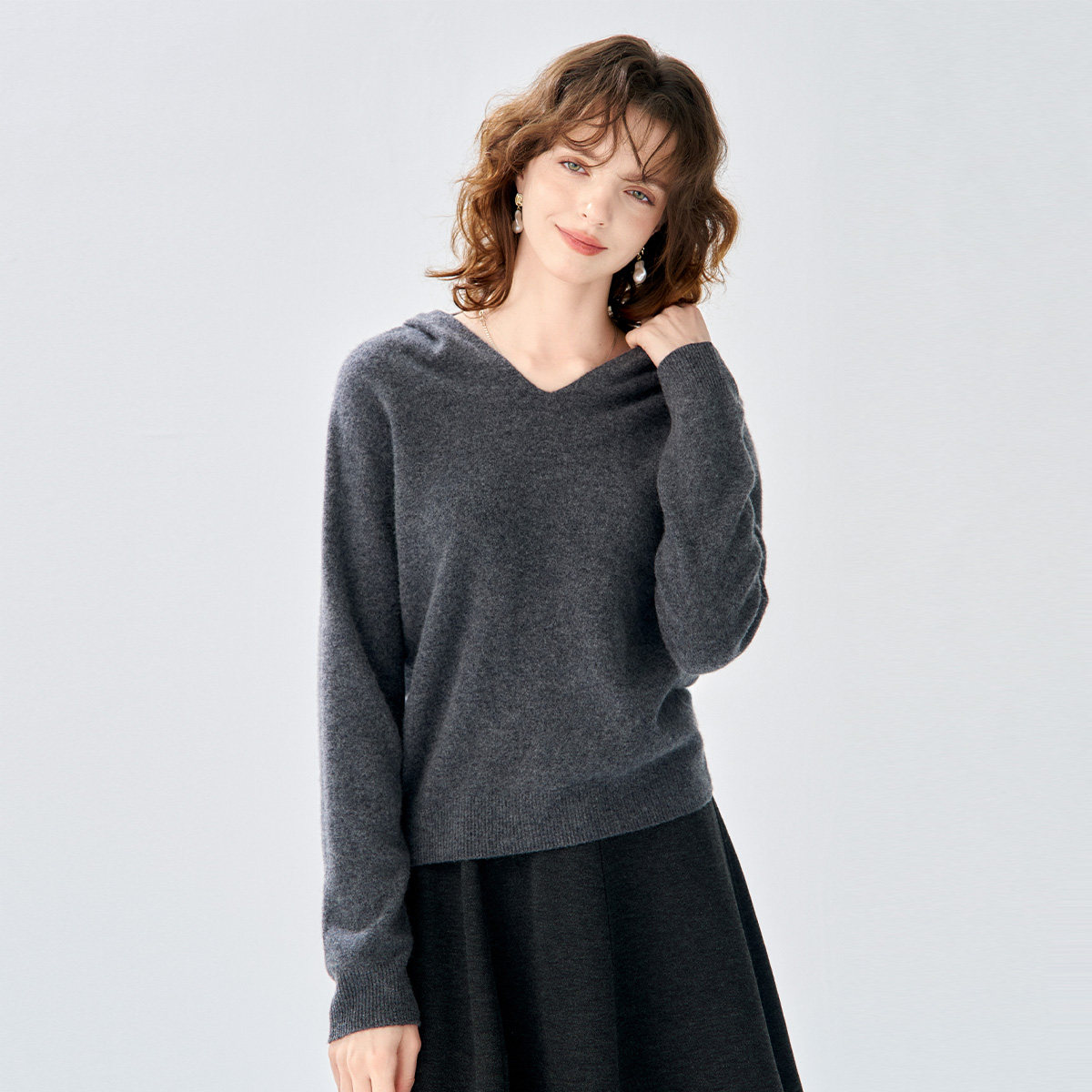 2025冬款纯色连帽简约保暖针织衫上衣休闲慵懒百搭羊毛衫女