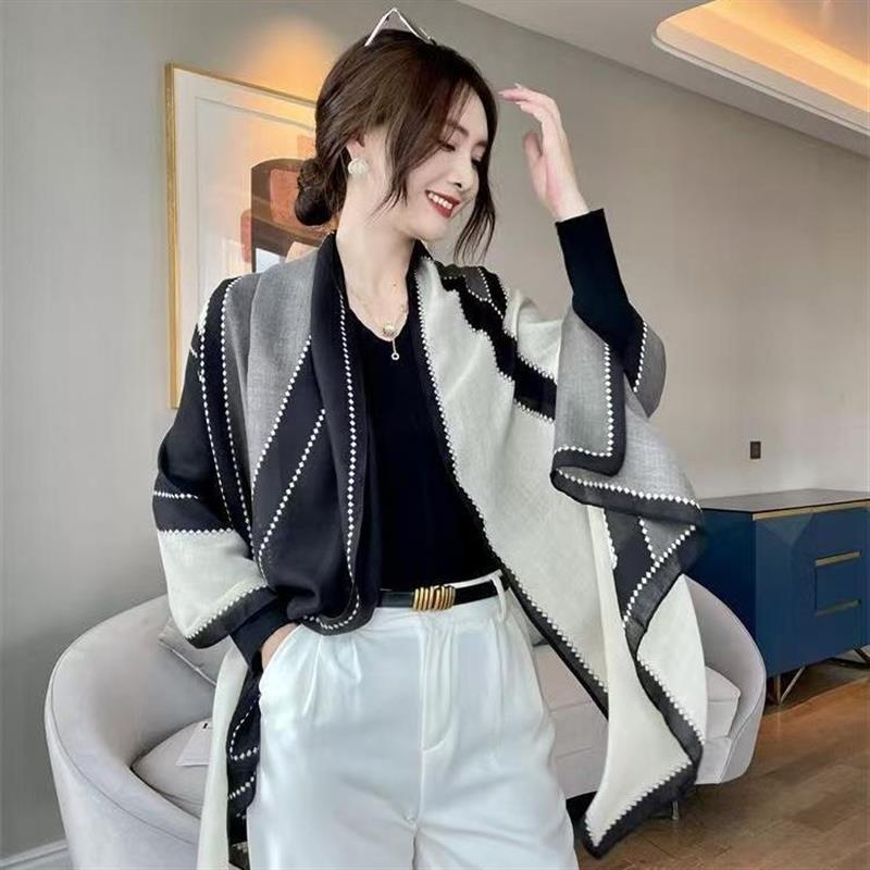 新款几何拼色外搭披肩女春秋夏季办公室空调房护颈肩薄款围巾两用