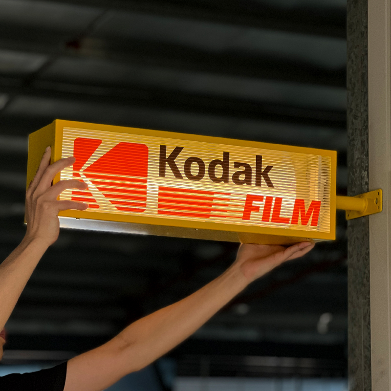 侧挂不锈钢灯箱广告牌 彩色烤漆边框 颜色鲜艳随心选 定制灯牌