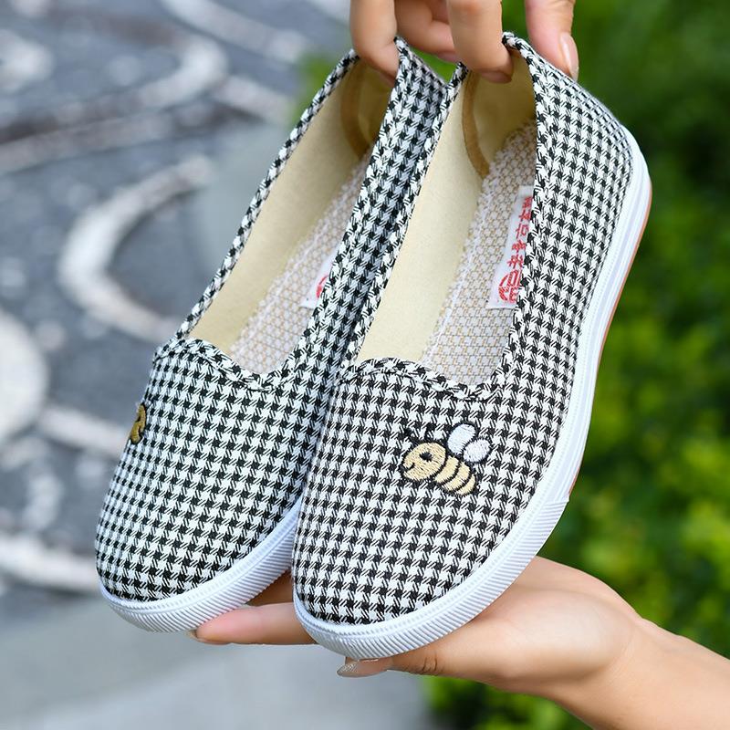 春秋新款老北京布鞋女防滑平跟软底舒适妈妈鞋中老年人单鞋奶奶鞋