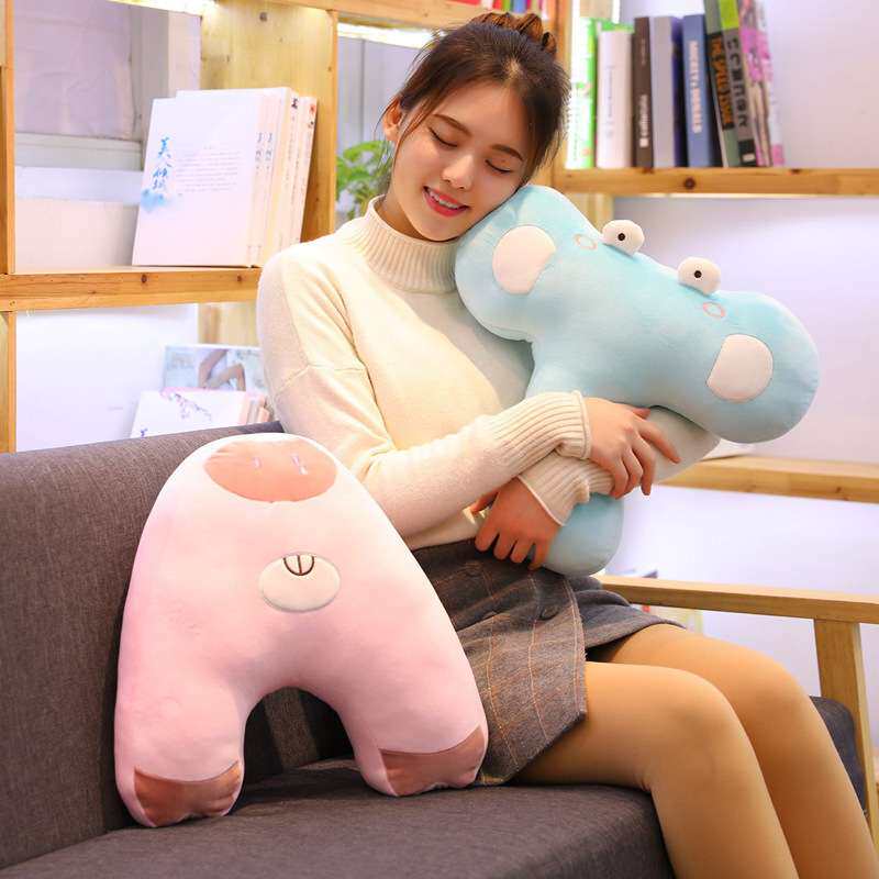 北欧家居卡通英文字母抱枕羽绒棉个性创意动物沙发靠枕毛绒玩具