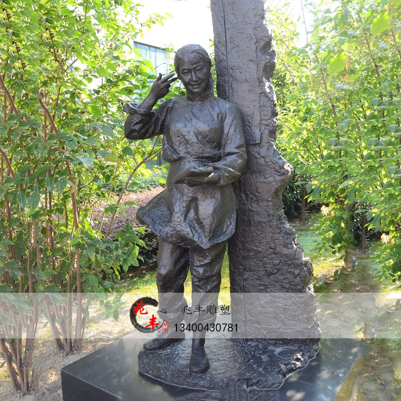 好货胖女人像互相帮助公园学骑自行车户外景观玻璃钢仿铜夸张雕塑