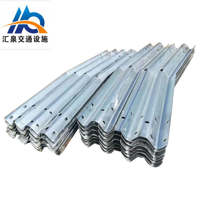厂家直供高速防撞波形护栏板公路隔离护栏镀锌喷塑两波三波护栏板