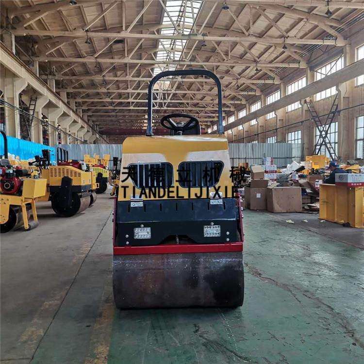 YLJ1500型座驾式压路机柴油动力1500公斤全液压小型振动压路机